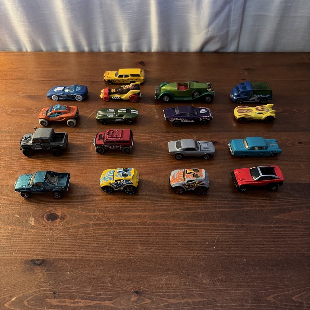 LOT OF 17 HOT WHEELS VEHICLES